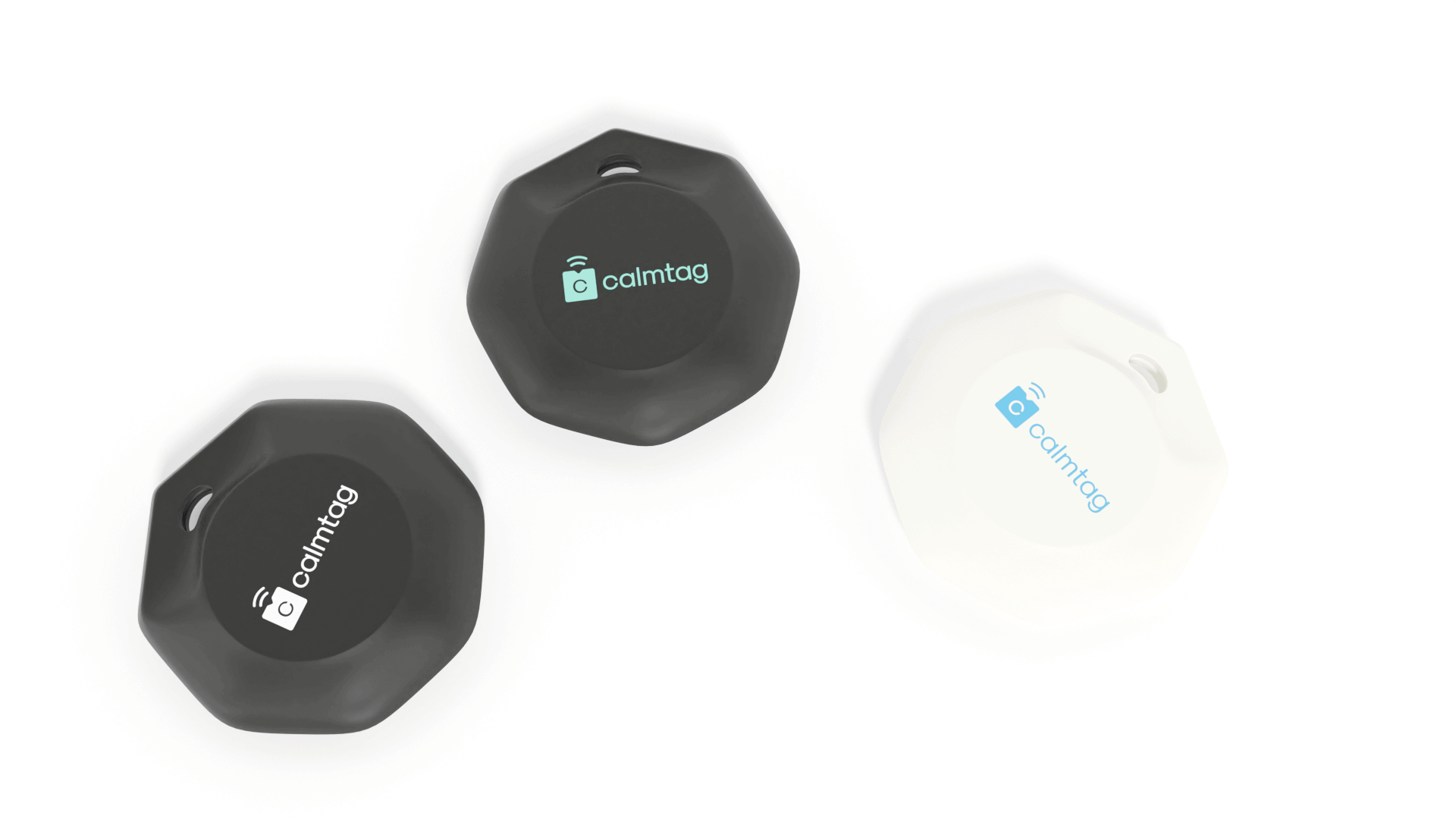 Tres variantes de color del dispositivo de geolocalización Calmtag en modelado 3D con acabados modernos