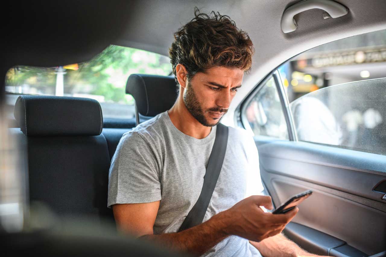 Interfaz de la app de recompensas del vehículo ECO-Pedal mostrando el panel de puntos y recompensas por pedalear