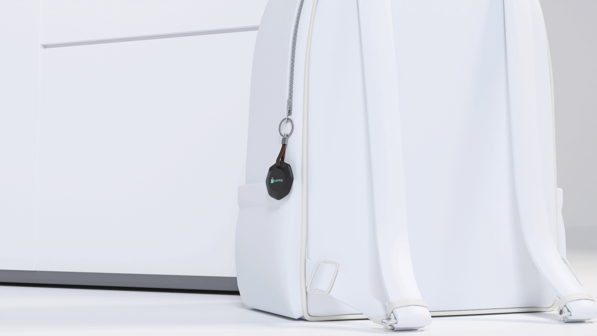 Render fotorrealista del dispositivo GPS Calmtag sujeto a una mochila, demostrando integración discreta en accesorios cotidianos