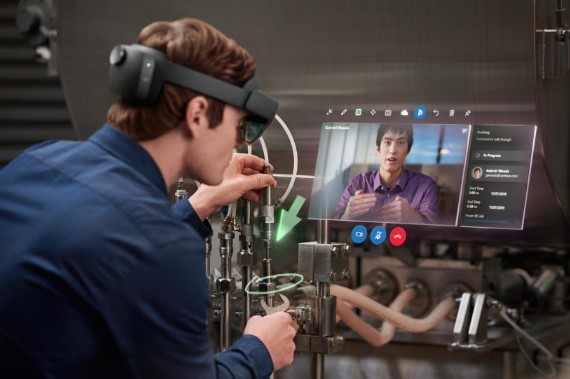 Trabajador industrial usando gafas de realidad virtual para formación inmersiva